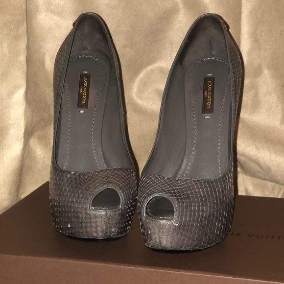Louis Vuitton Grey🐍Python Rare Heels🔥🔥🔥 - Picture 2 of 8